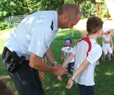 Vorführug der Handschellen