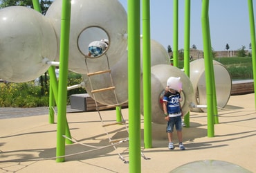 "Ich habe große Bälle auf dem Wasserspielplatz gesehen, auf denen man herum klettern konnte."