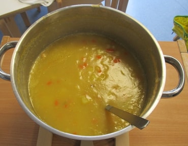 ...und essen leckere Kartoffelsuppe